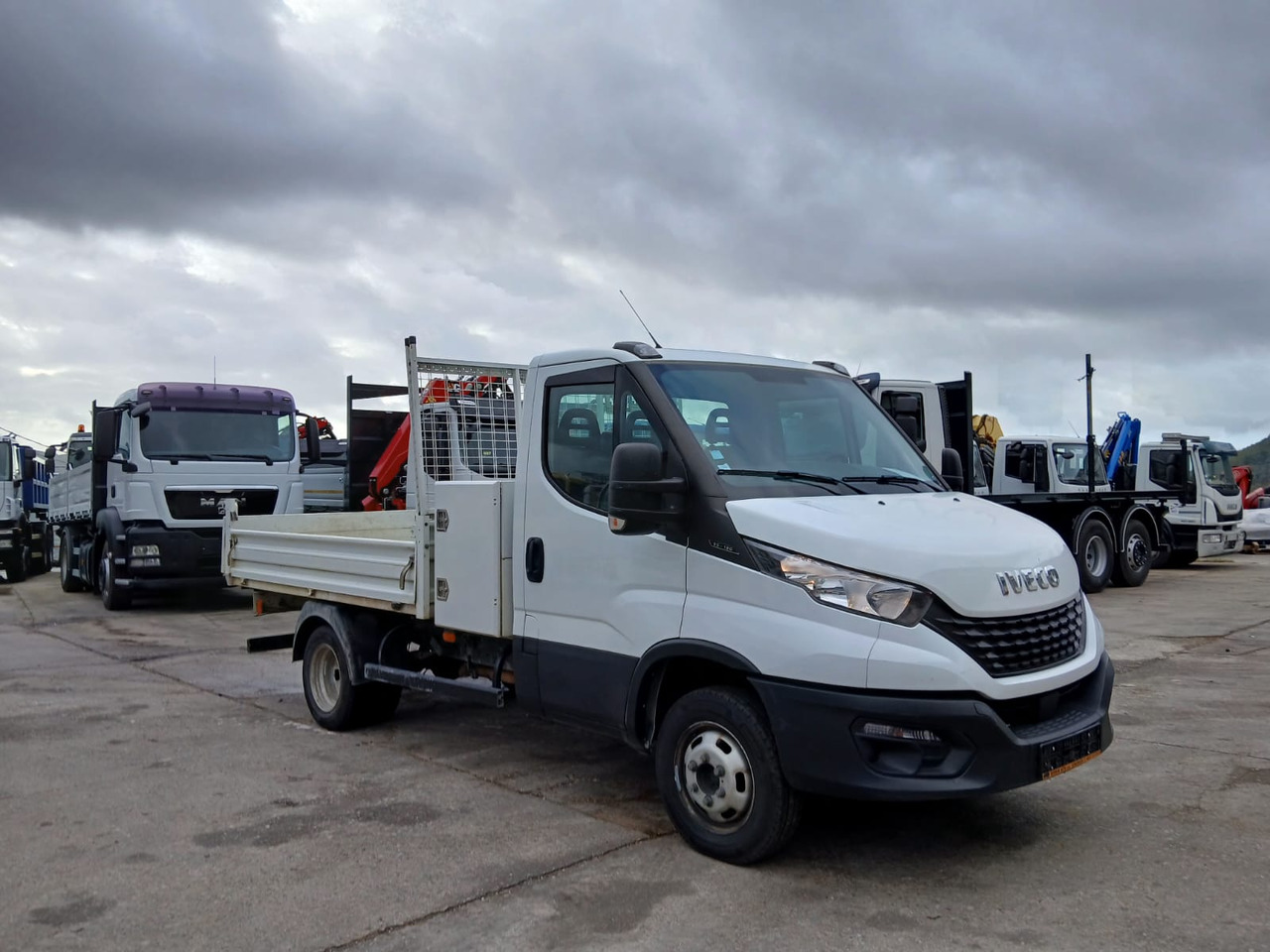 IVECO DAILY 35-120 - Crane truck: picture 1 IVECO DAILY 35-120 - Crane truck: picture 1