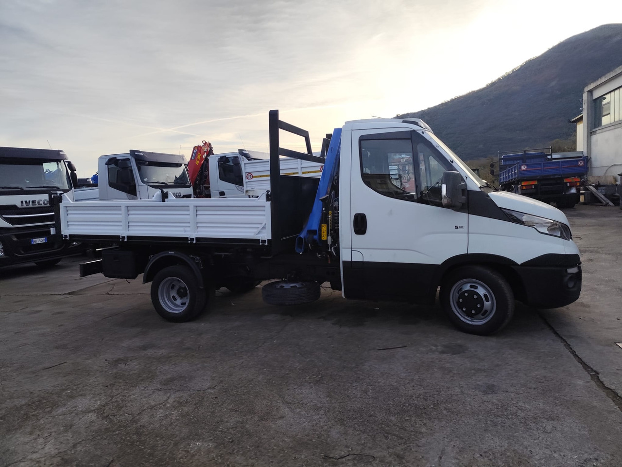 IVECO DAILY 35C15 - Crane truck, Tipper van: picture 5 IVECO DAILY 35C15 - Crane truck, Tipper van: picture 5