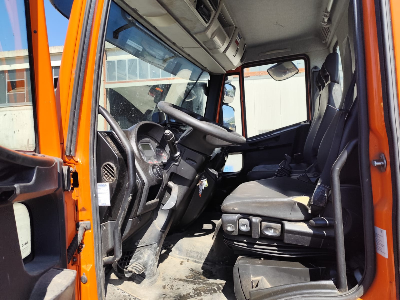 IVECO EUROCARGO 120-190L - Cab chassis truck: picture 2 IVECO EUROCARGO 120-190L - Cab chassis truck: picture 2