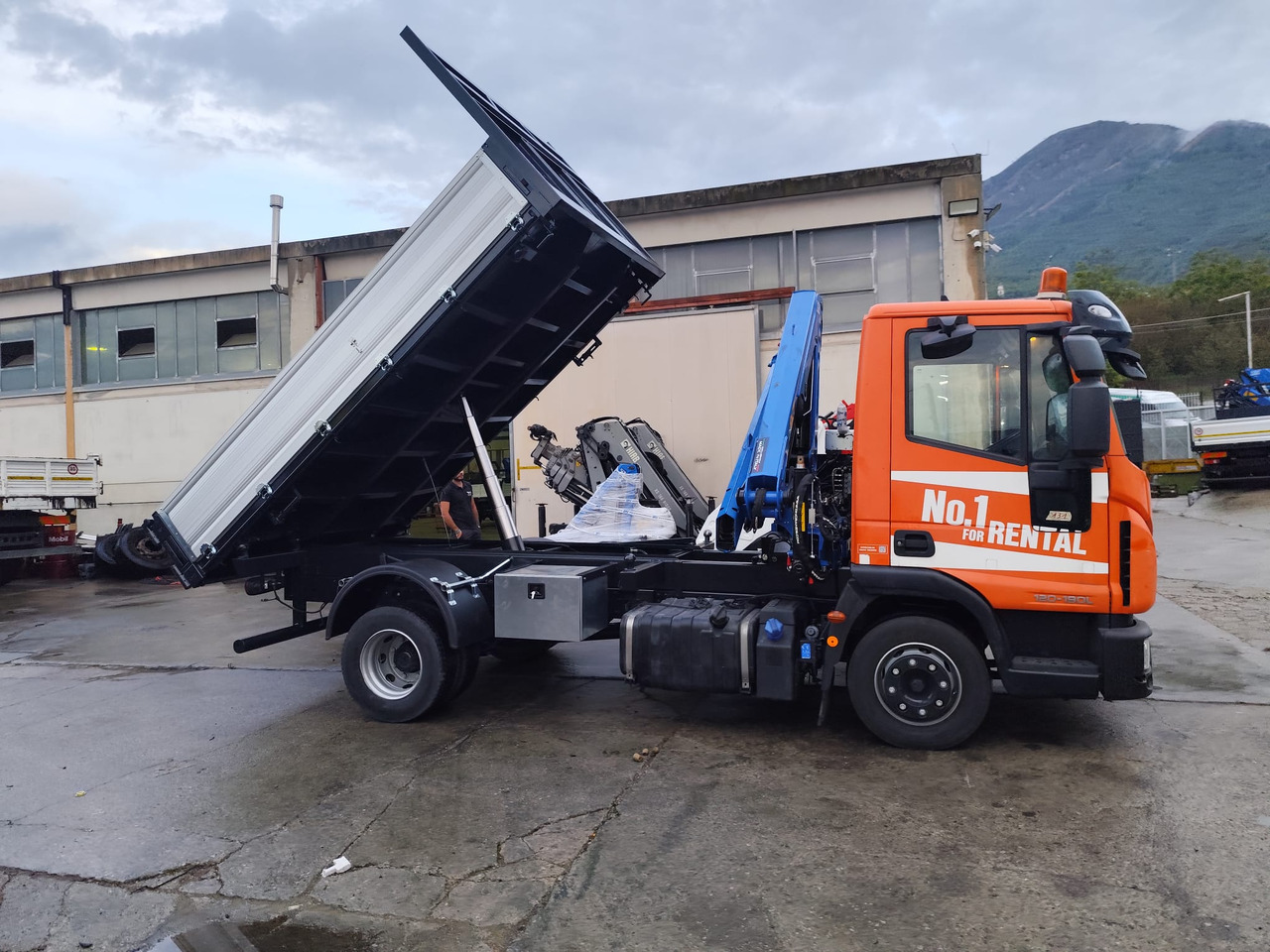 IVECO EUROCARGO 120-90L - Crane truck: picture 5 IVECO EUROCARGO 120-90L - Crane truck: picture 5