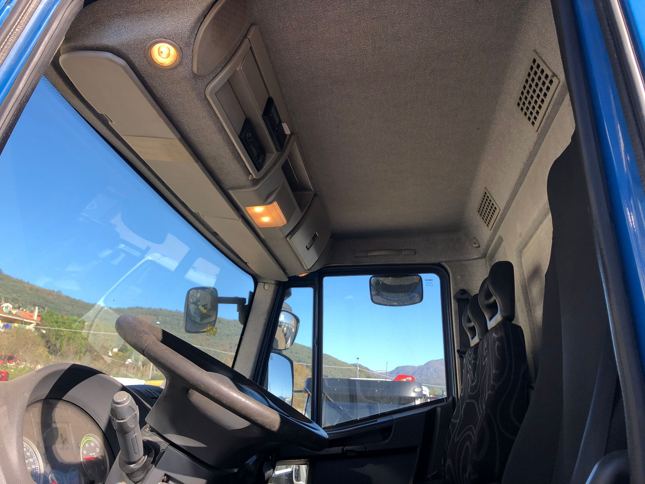 Interior photo 1: Crane truck, Tipper IVECO EUROCARGO 150E25P Interior photo 1: Crane truck, Tipper IVECO EUROCARGO 150E25P