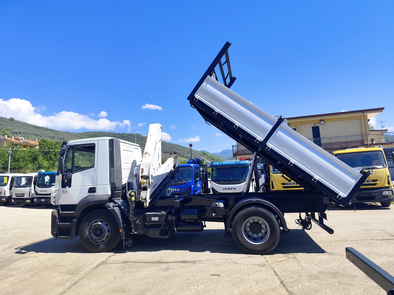 IVECO STRALIS CUBE 190S33 - Crane truck: picture 3 IVECO STRALIS CUBE 190S33 - Crane truck: picture 3