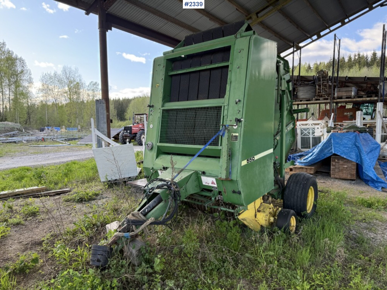 Round baler, John Deere 550 - Tedding equipment: picture 1 Round baler, John Deere 550 - Tedding equipment: picture 1
