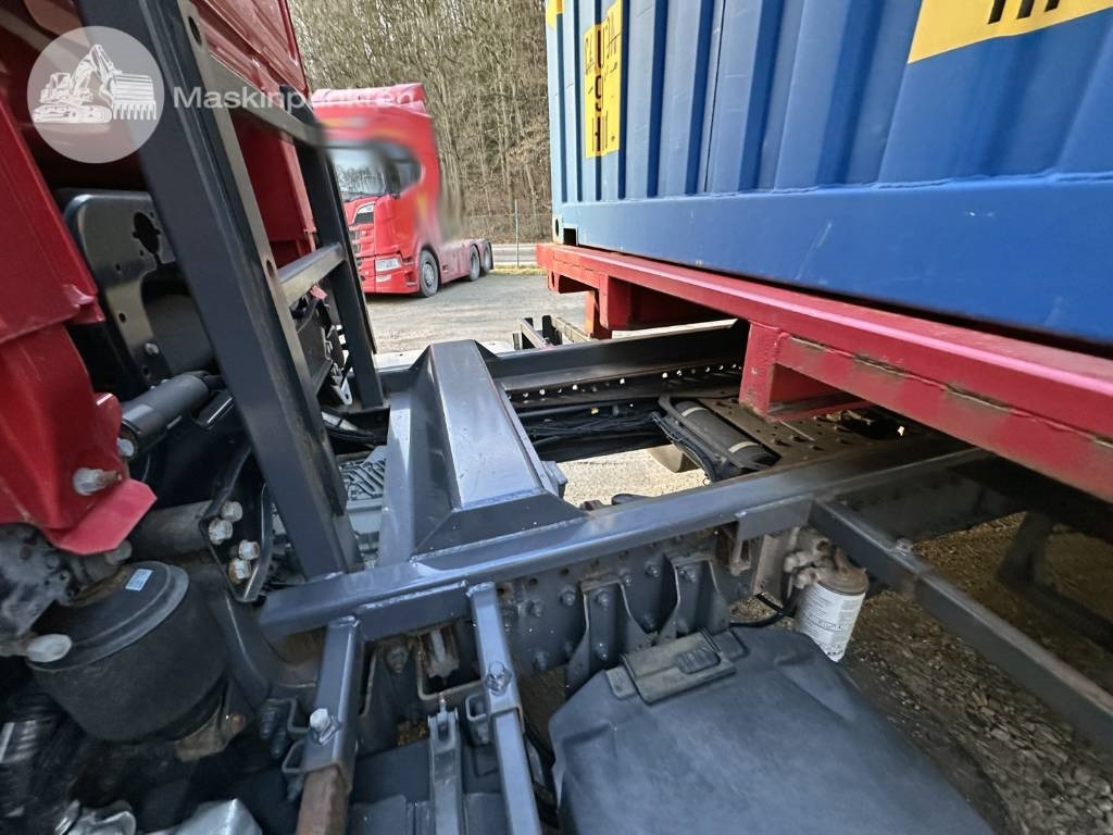 Container transporter/ Swap body truck DAF XF 530: picture 45