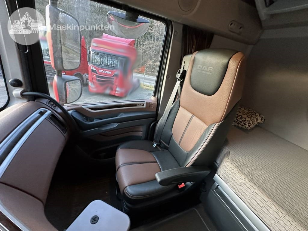 Container transporter/ Swap body truck DAF XF 530: picture 28