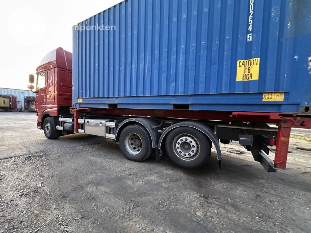 Container transporter/ Swap body truck DAF XF 530: picture 10
