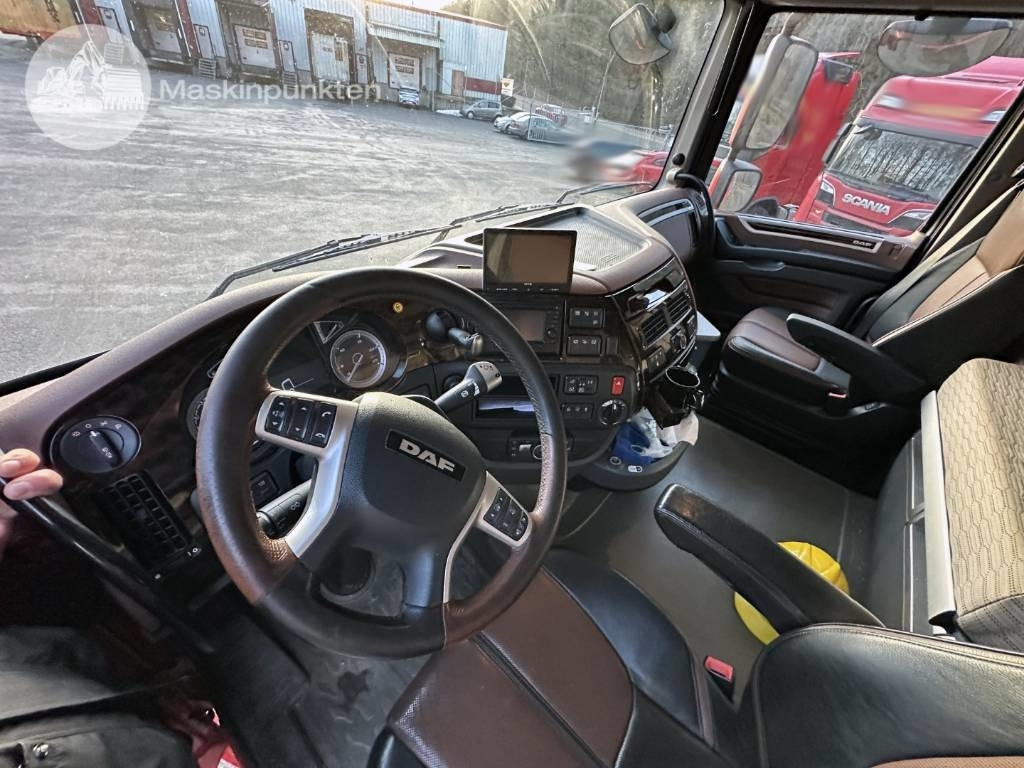 Container transporter/ Swap body truck DAF XF 530: picture 21