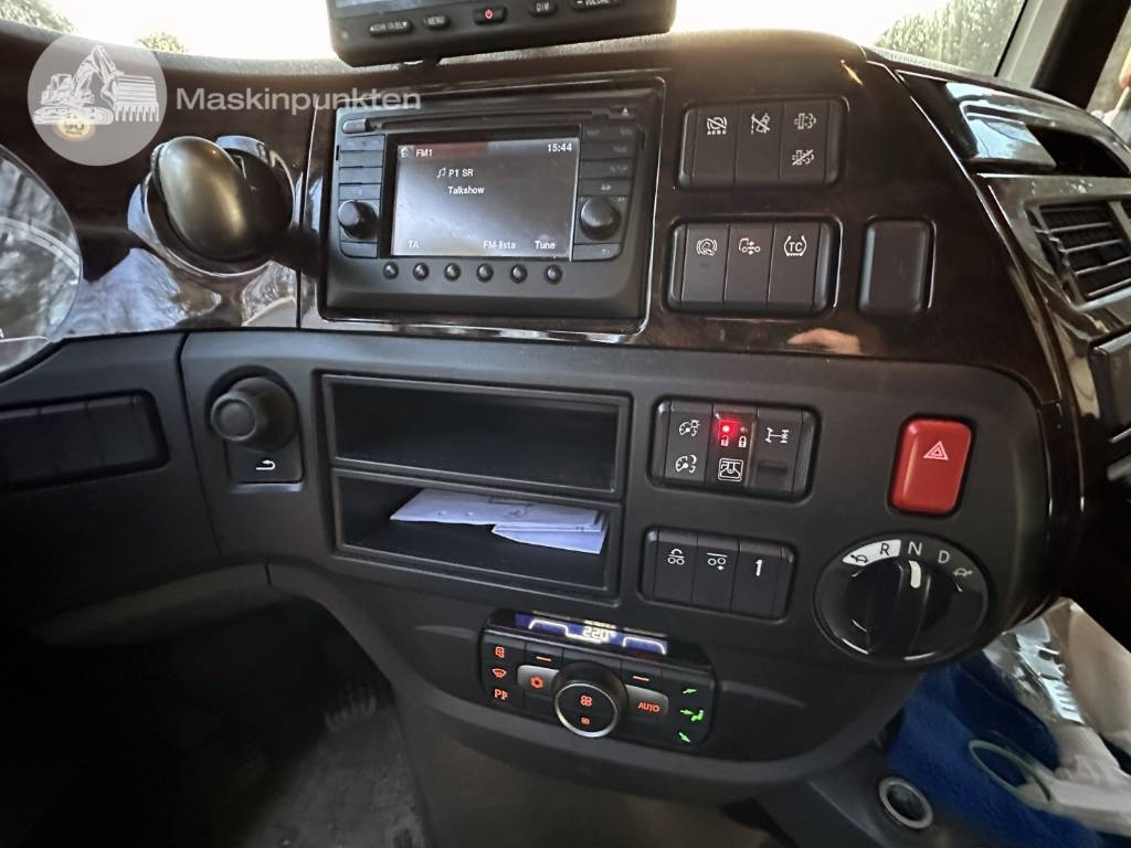 Container transporter/ Swap body truck DAF XF 530: picture 26