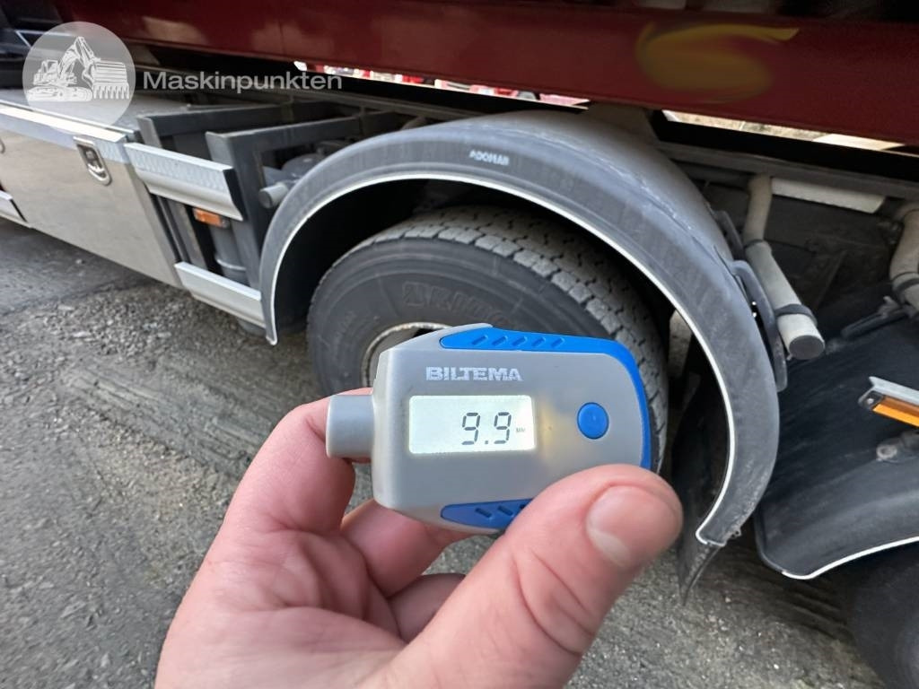Container transporter/ Swap body truck DAF XF 530: picture 36
