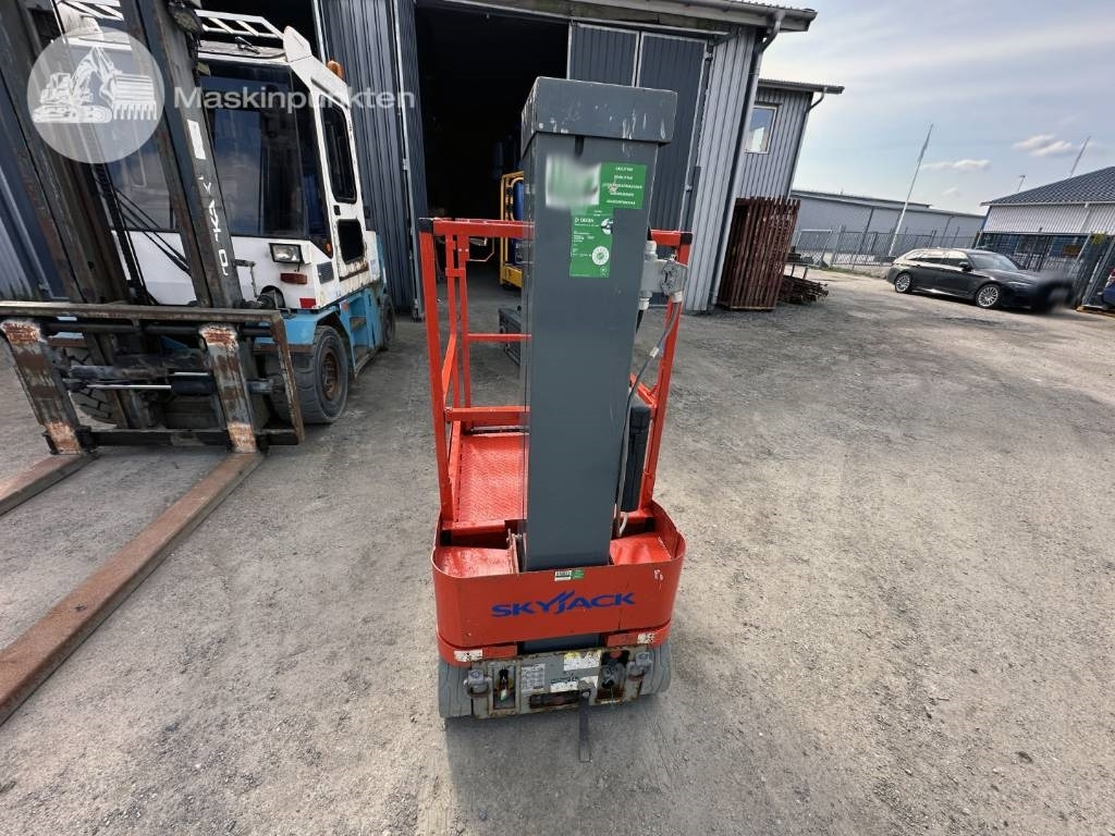 SkyJack SJ 12 - Vertical mast lift: picture 2 SkyJack SJ 12 - Vertical mast lift: picture 2