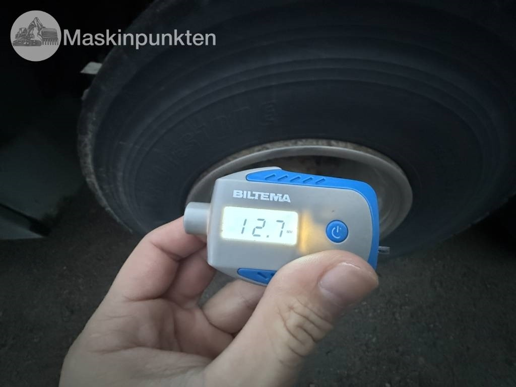 Hook lift truck Volvo FM 12: picture 29