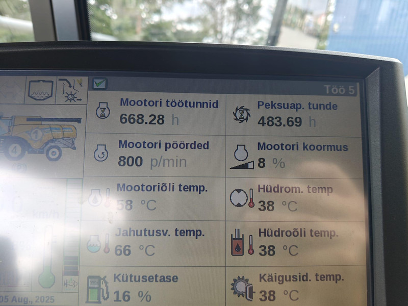 Combine harvester New Holland CX 8.90: picture 20