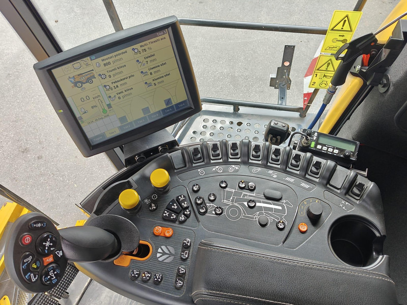 Combine harvester New Holland CX 8.90: picture 18