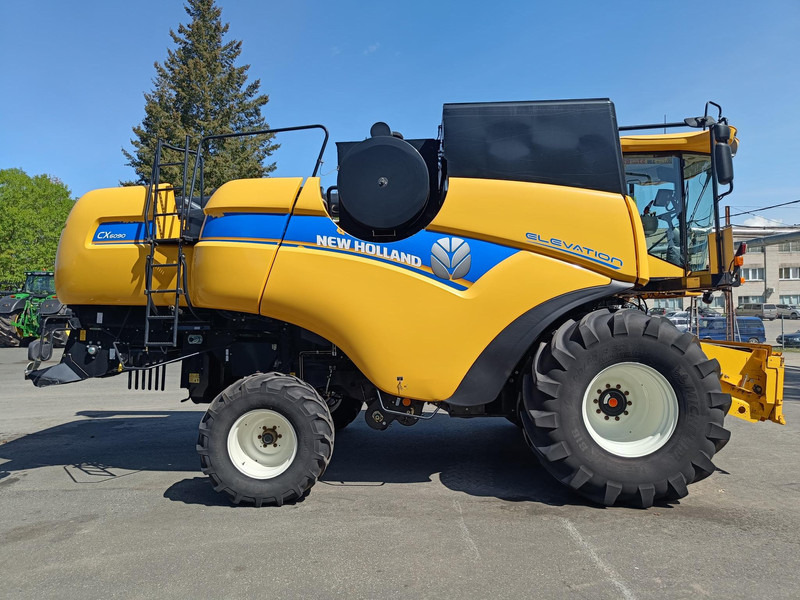 New Holland CX6090 - Combine harvester: picture 2 New Holland CX6090 - Combine harvester: picture 2