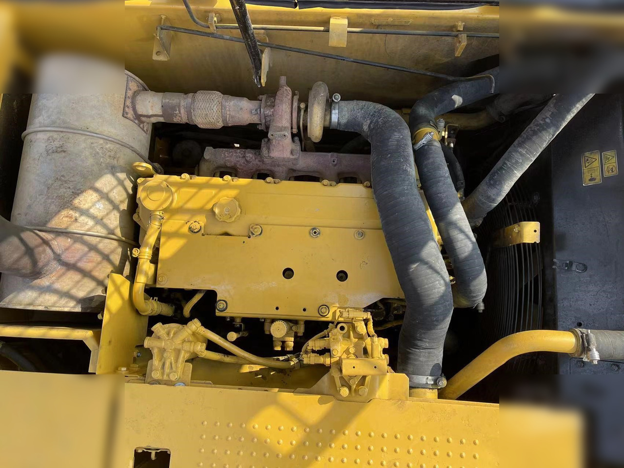 Crawler excavator CATERPILLAR 320D2: picture 8