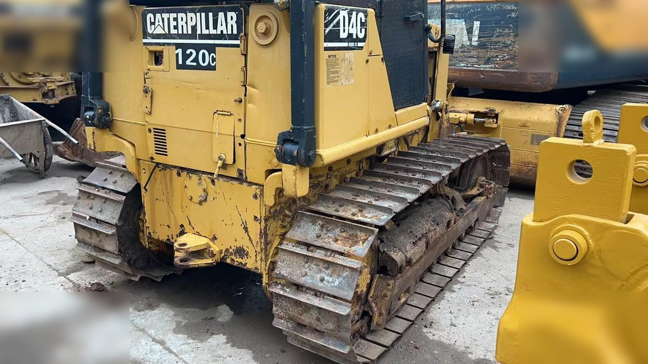 CATERPILLAR D4C - Bulldozer: picture 3 CATERPILLAR D4C - Bulldozer: picture 3