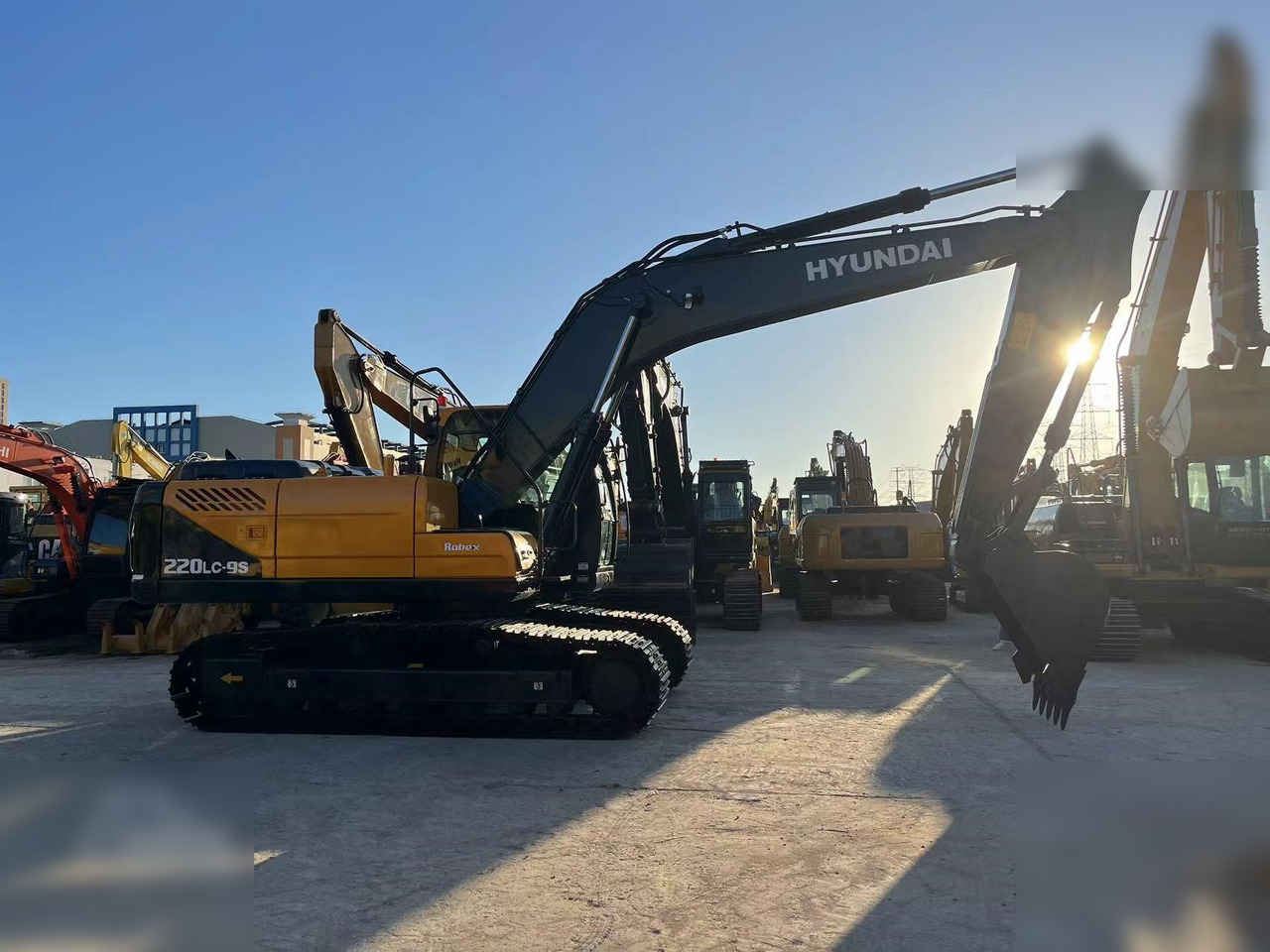 HYUNDAI ROBEX 220 LC-9S - Crawler excavator: picture 1 HYUNDAI ROBEX 220 LC-9S - Crawler excavator: picture 1