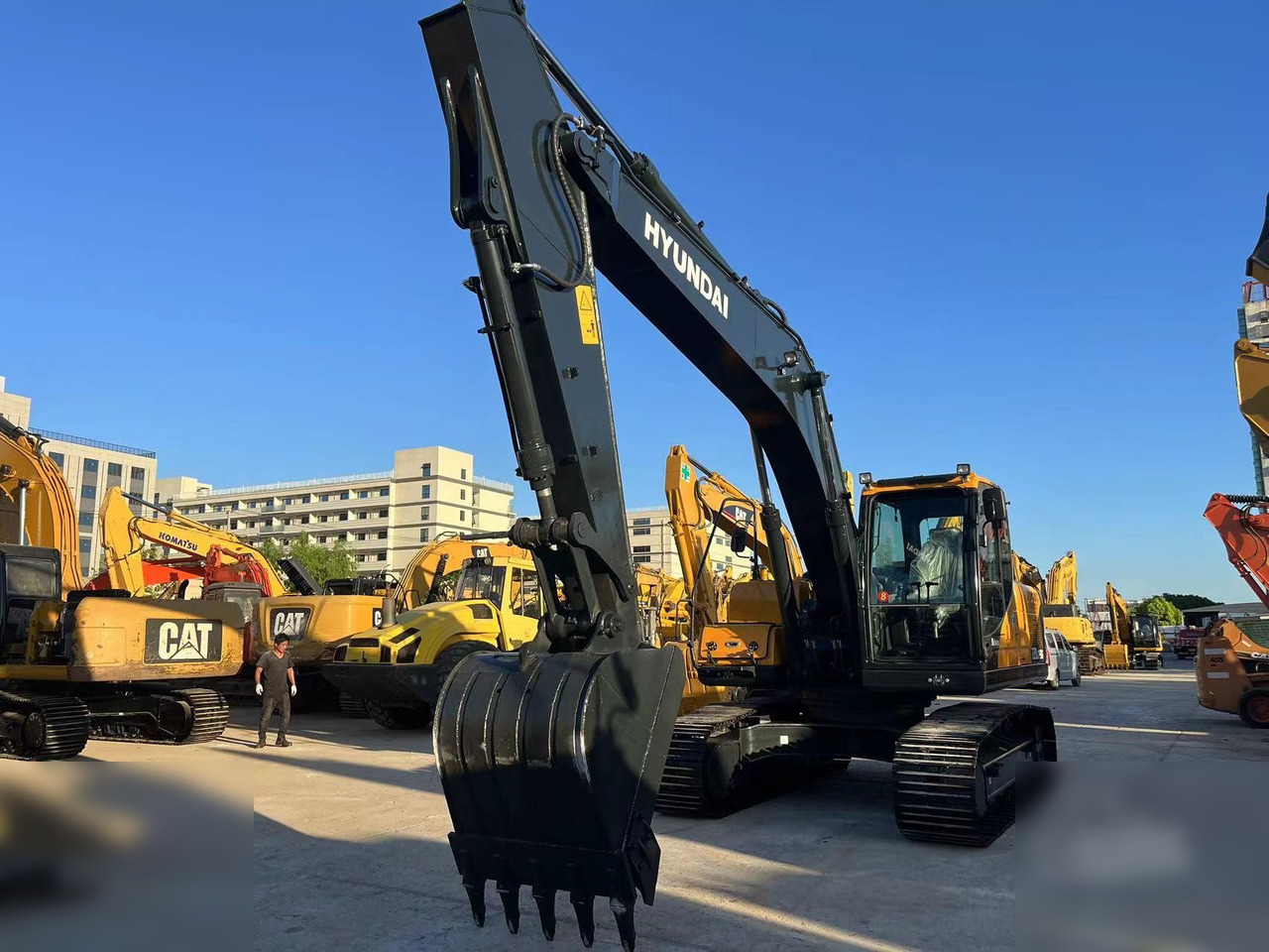 HYUNDAI ROBEX 220 LC-9S - Crawler excavator: picture 3 HYUNDAI ROBEX 220 LC-9S - Crawler excavator: picture 3