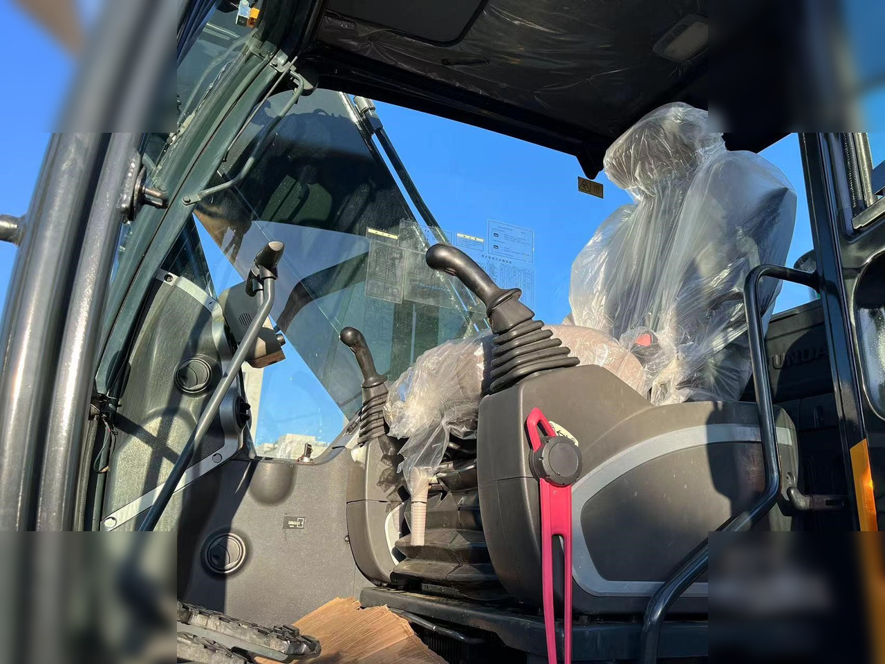 HYUNDAI ROBEX 220 LC-9S - Crawler excavator: picture 5 HYUNDAI ROBEX 220 LC-9S - Crawler excavator: picture 5