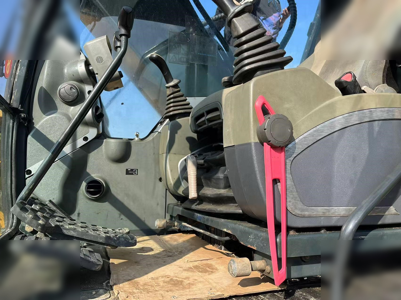 HYUNDAI ROBEX 220 LC-9S - Crawler excavator: picture 5 HYUNDAI ROBEX 220 LC-9S - Crawler excavator: picture 5