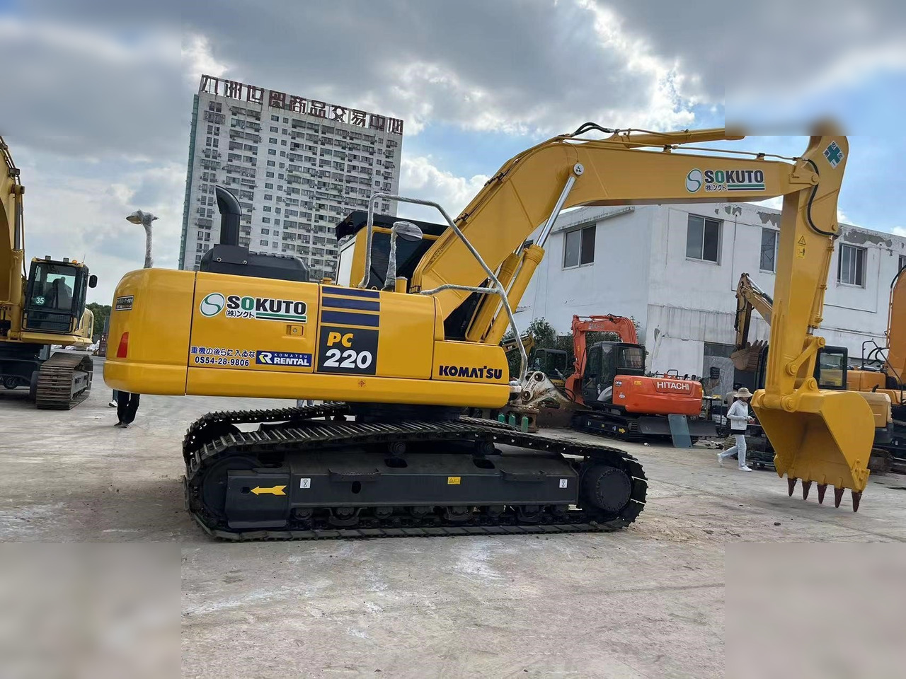 KOMATSU PC220-8 - Crawler excavator: picture 1 KOMATSU PC220-8 - Crawler excavator: picture 1