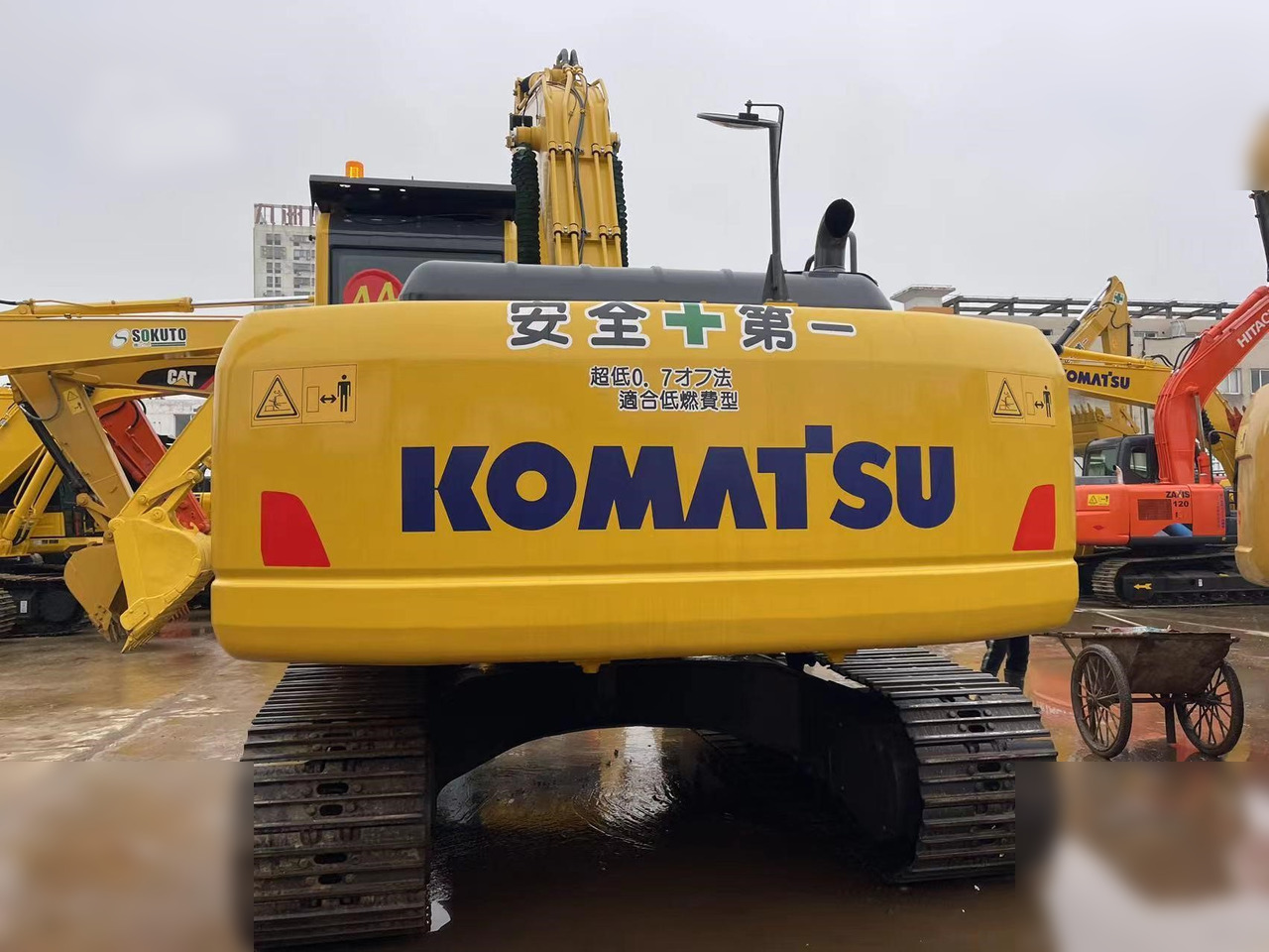 KOMATSU PC220-8 - Crawler excavator: picture 4 KOMATSU PC220-8 - Crawler excavator: picture 4
