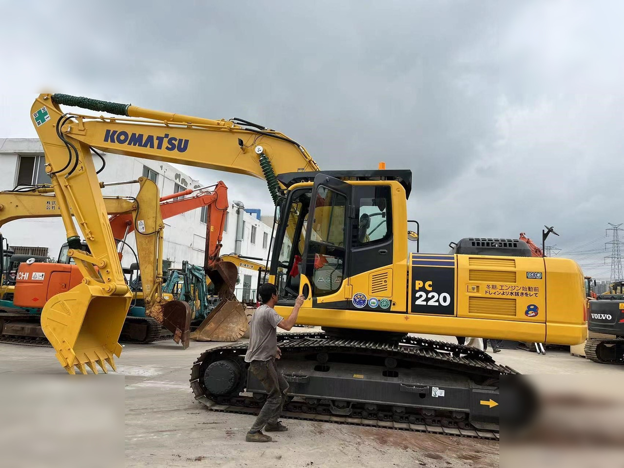 KOMATSU PC220-8 - Crawler excavator: picture 2 KOMATSU PC220-8 - Crawler excavator: picture 2