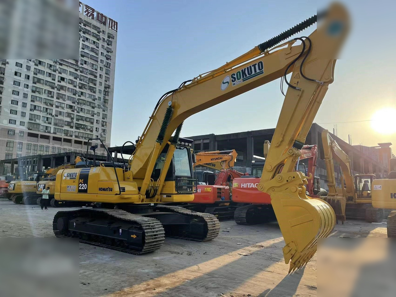 KOMATSU PC220-8 - Crawler excavator: picture 1 KOMATSU PC220-8 - Crawler excavator: picture 1