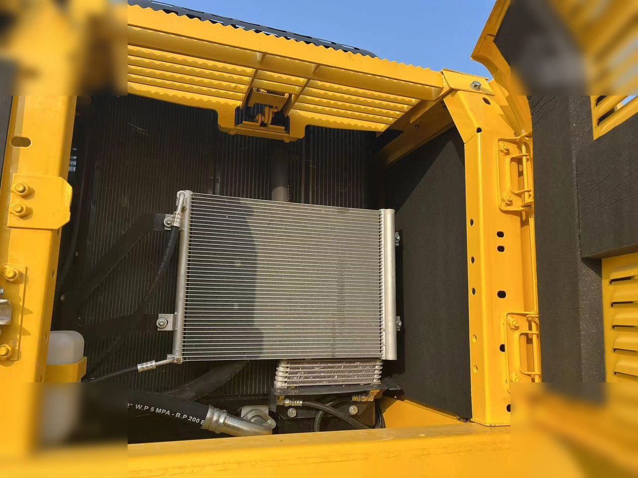 KOMATSU PC220-8M0 - Crawler excavator: picture 5 KOMATSU PC220-8M0 - Crawler excavator: picture 5