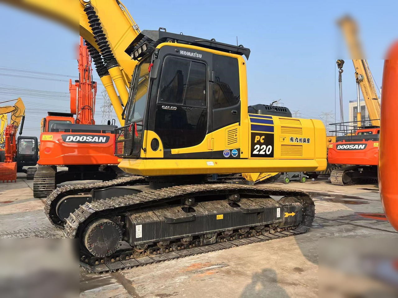 KOMATSU PC220-8M0 - Crawler excavator: picture 3 KOMATSU PC220-8M0 - Crawler excavator: picture 3