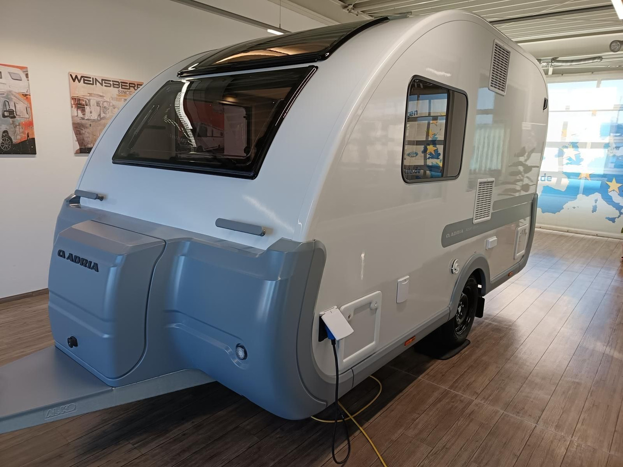 Adria Action 391 LH*1.500KG*EL.FB.-TEMP.*SCHWENK-TISCH - Caravan: picture 5 Adria Action 391 LH*1.500KG*EL.FB.-TEMP.*SCHWENK-TISCH - Caravan: picture 5