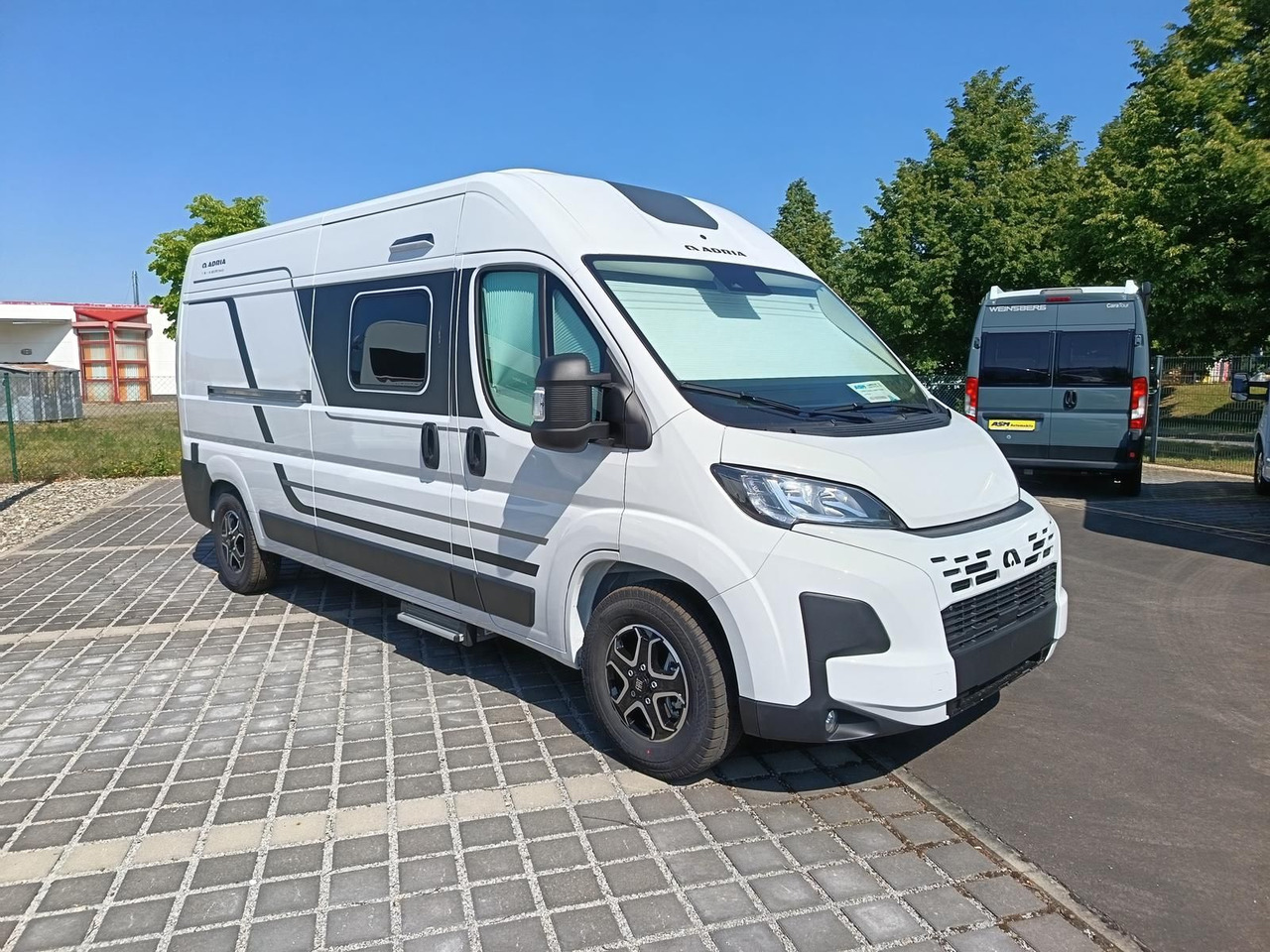 Adria Twin Twin 600 SPB Family*SAFETY+STYLE*DAB*SOFORT - Camper van: picture 2 Adria Twin Twin 600 SPB Family*SAFETY+STYLE*DAB*SOFORT - Camper van: picture 2