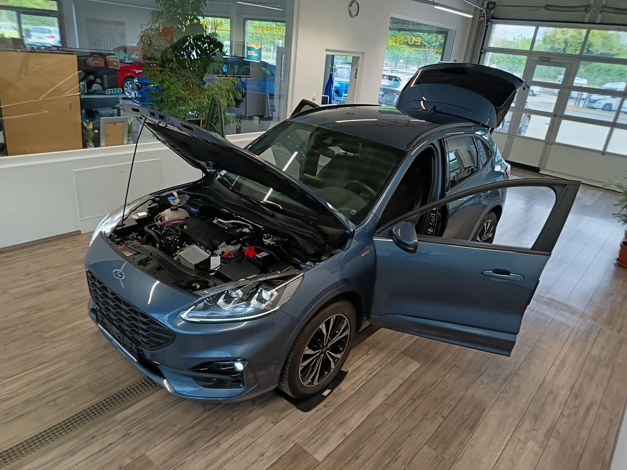 Ford Kuga ST-Line X 2,0 TDCi 4x4*AHK*NAVI*ACC*HEAD UP - SUV: picture 2 Ford Kuga ST-Line X 2,0 TDCi 4x4*AHK*NAVI*ACC*HEAD UP - SUV: picture 2