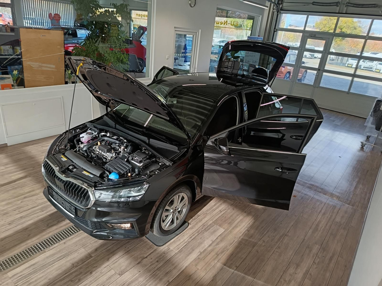 Skoda Fabia 130 Jahre 1,0TSI DSG*AHK-VORBER.*LED*R-KAM - Sedan: picture 2 Skoda Fabia 130 Jahre 1,0TSI DSG*AHK-VORBER.*LED*R-KAM - Sedan: picture 2