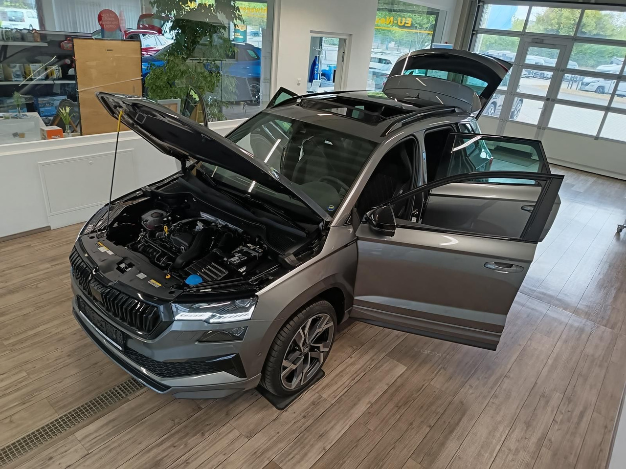 Skoda Karoq Sportline 1,5 TSI DSG*AHK*PSD*STD.HZG*NAVI - SUV: picture 2 Skoda Karoq Sportline 1,5 TSI DSG*AHK*PSD*STD.HZG*NAVI - SUV: picture 2