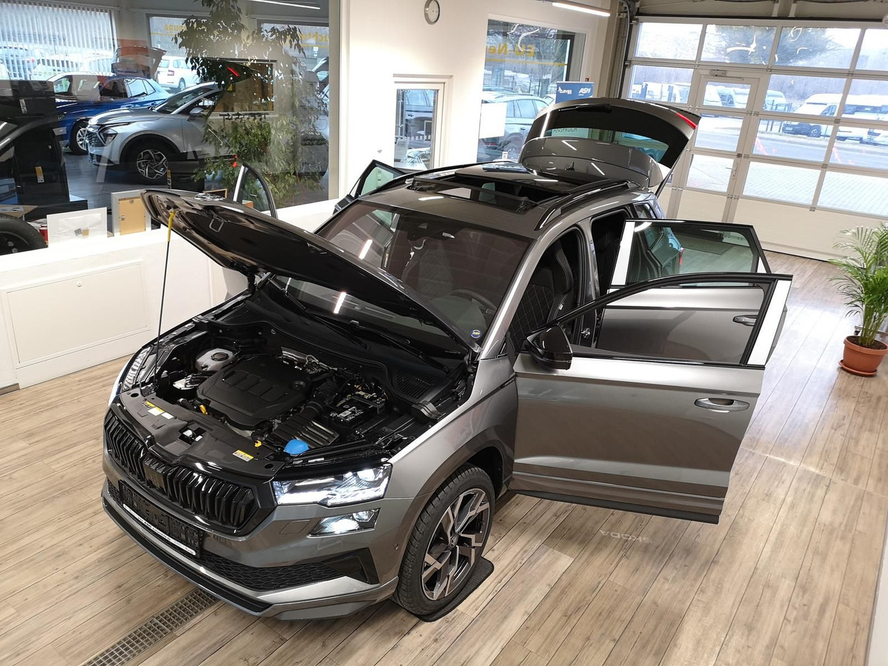 Skoda Karoq Sportline 2,0TDI DSG 4x4*PSD*AHK*360°*NAVI - SUV: picture 2 Skoda Karoq Sportline 2,0TDI DSG 4x4*PSD*AHK*360°*NAVI - SUV: picture 2