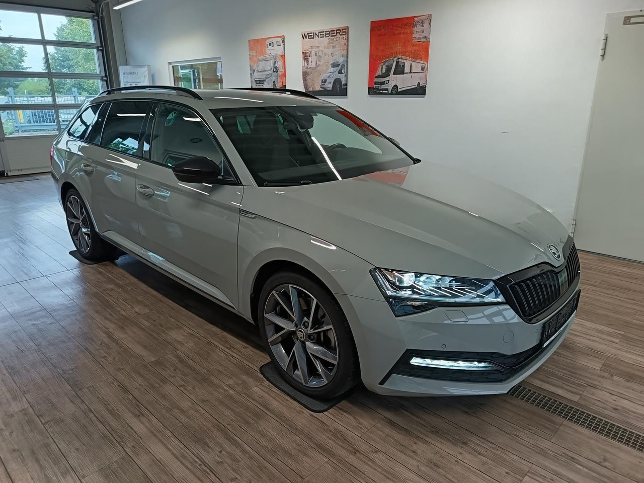 Skoda Superb Combi Sportline 2.0TSI DSG4x4*AHK*DCC*ACC - Car: picture 3 Skoda Superb Combi Sportline 2.0TSI DSG4x4*AHK*DCC*ACC - Car: picture 3