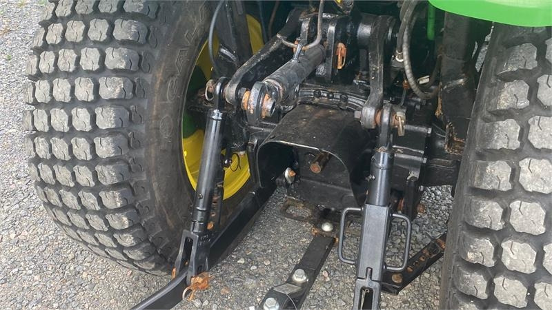 John Deere 3033 R - Farm tractor: picture 5 John Deere 3033 R - Farm tractor: picture 5