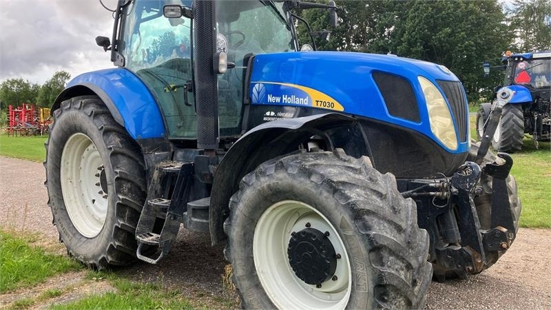 New Holland T7030 - Farm tractor: picture 4 New Holland T7030 - Farm tractor: picture 4