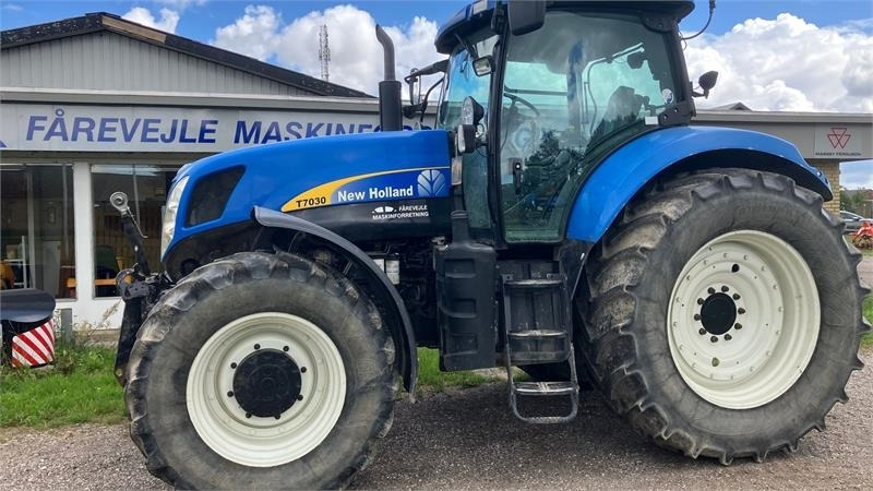 New Holland T7030 - Farm tractor: picture 1 New Holland T7030 - Farm tractor: picture 1