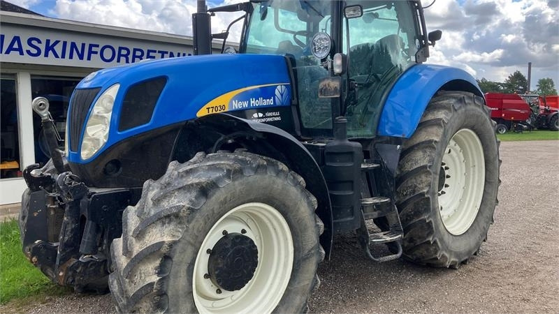 New Holland T7030 - Farm tractor: picture 2 New Holland T7030 - Farm tractor: picture 2
