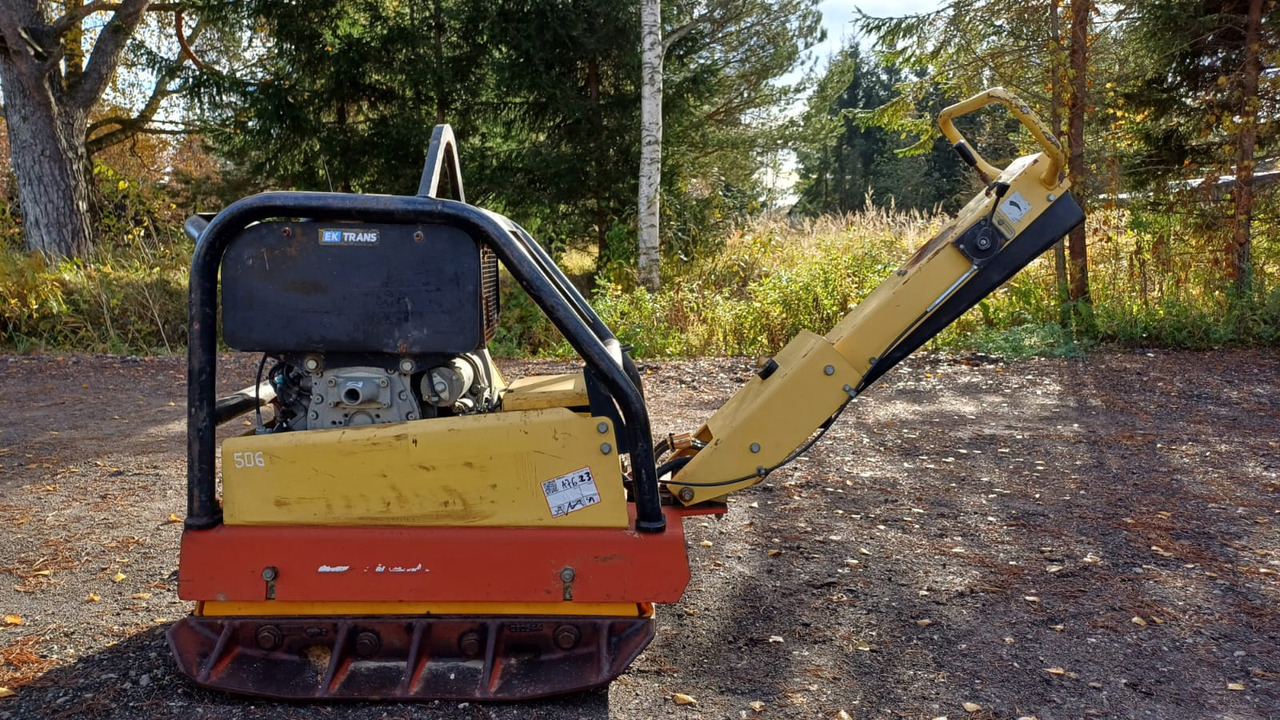 DYNAPAC LG500 - Vibratory plate: picture 1 DYNAPAC LG500 - Vibratory plate: picture 1