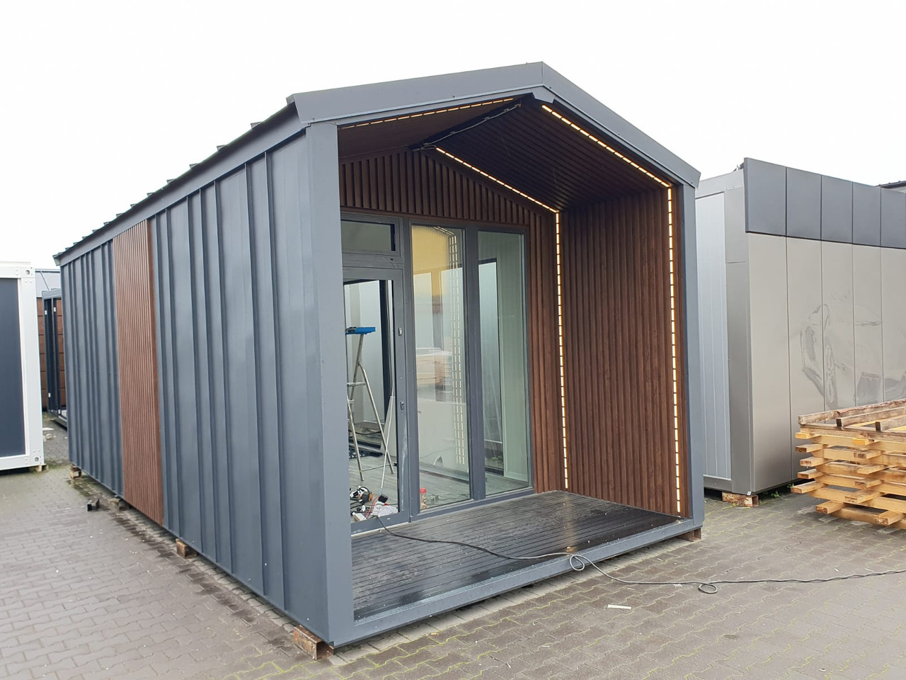 IDEX Premium Commercial Container Unit – Modern, Durable & Ready to Customize! Container with Terrace - Swap body/ Container: picture 2 IDEX Premium Commercial Container Unit – Modern, Durable & Ready to Customize! Container with Terrace - Swap body/ Container: picture 2