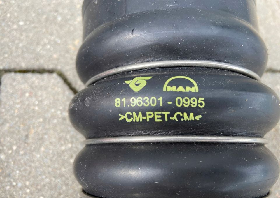 Guma chłodnicy MAN TGX TGS TG3 NOWA łącznik - Radiator for Truck: picture 2 Guma chłodnicy MAN TGX TGS TG3 NOWA łącznik - Radiator for Truck: picture 2