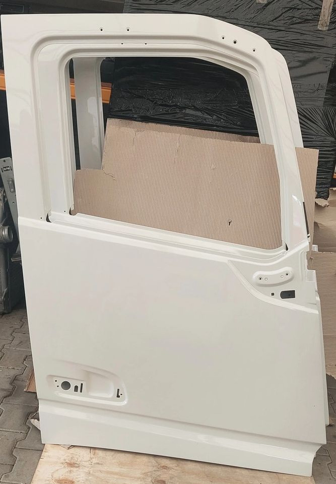 VOLVO FH4 FH5 DRZWI PRAWE - Body and exterior: picture 1 VOLVO FH4 FH5 DRZWI PRAWE - Body and exterior: picture 1