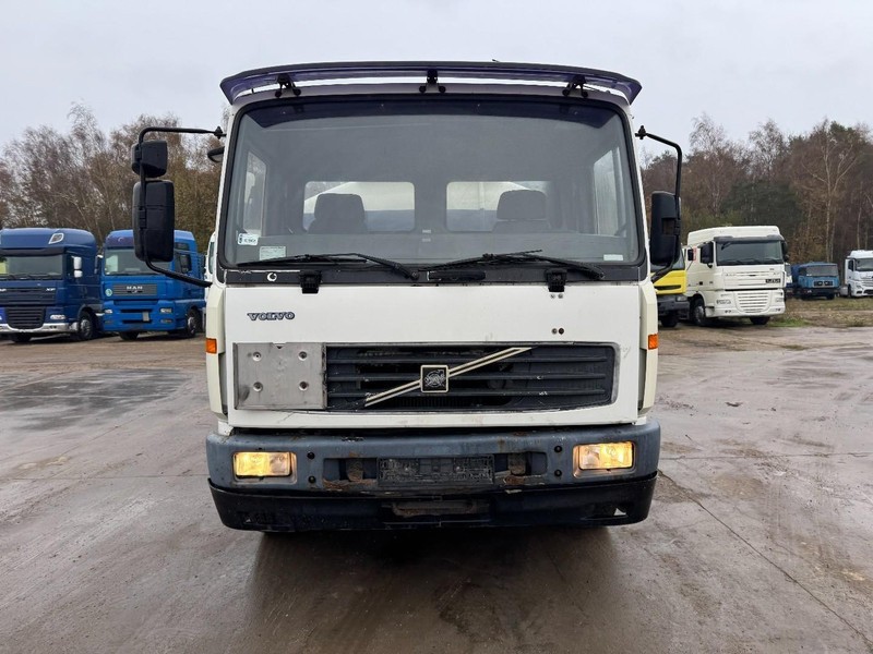 Volvo FL 6 - 220 (11000 L / 2 COMPARTMENTS / 18 TON / MANUAL GEARBOX / PERFECT) - Tank truck: picture 2 Volvo FL 6 - 220 (11000 L / 2 COMPARTMENTS / 18 TON / MANUAL GEARBOX / PERFECT) - Tank truck: picture 2