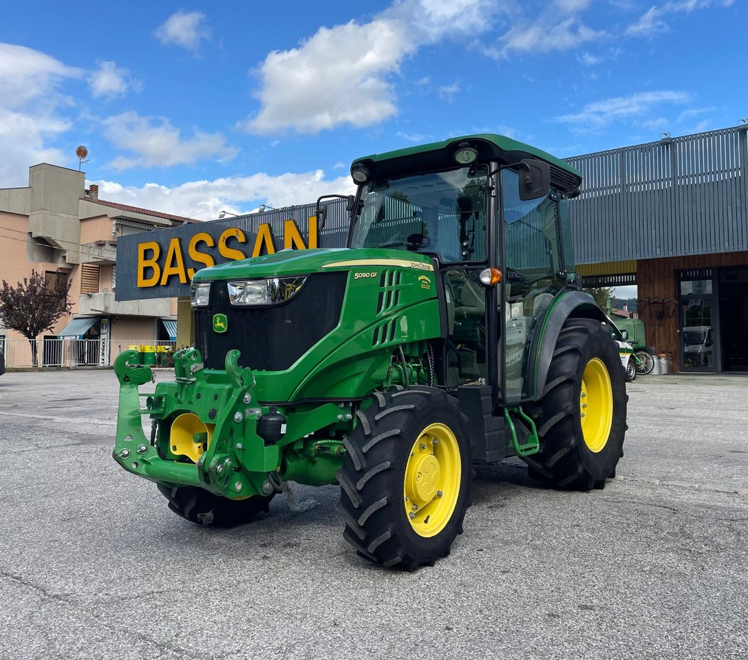 JOHN DEERE 5090 GF - Farm tractor: picture 1 JOHN DEERE 5090 GF - Farm tractor: picture 1