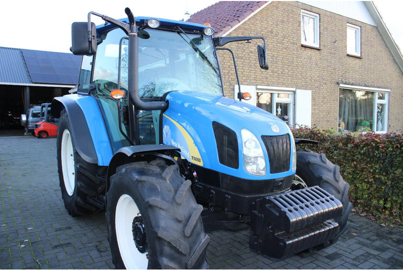 New Holland T5050 - Farm tractor: picture 1 New Holland T5050 - Farm tractor: picture 1