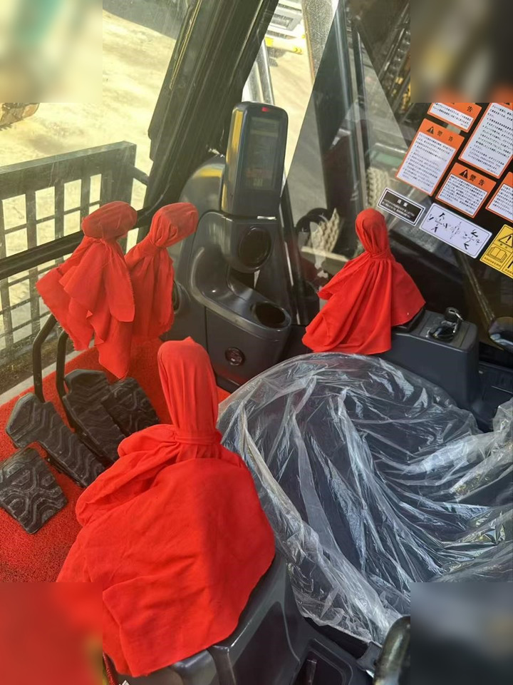 Crawler excavator CATERPILLAR 320D2L: picture 18