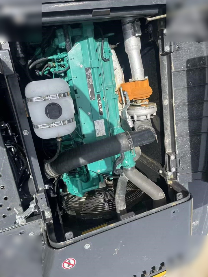 Crawler excavator VOLVO EC240: picture 8